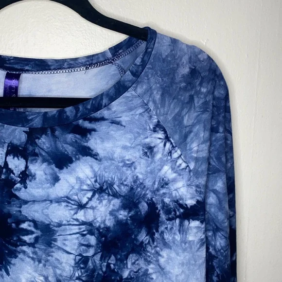 🪿Adorable shades of blue tie-dyed patterned long sleeved top! - Picture 1 of 6